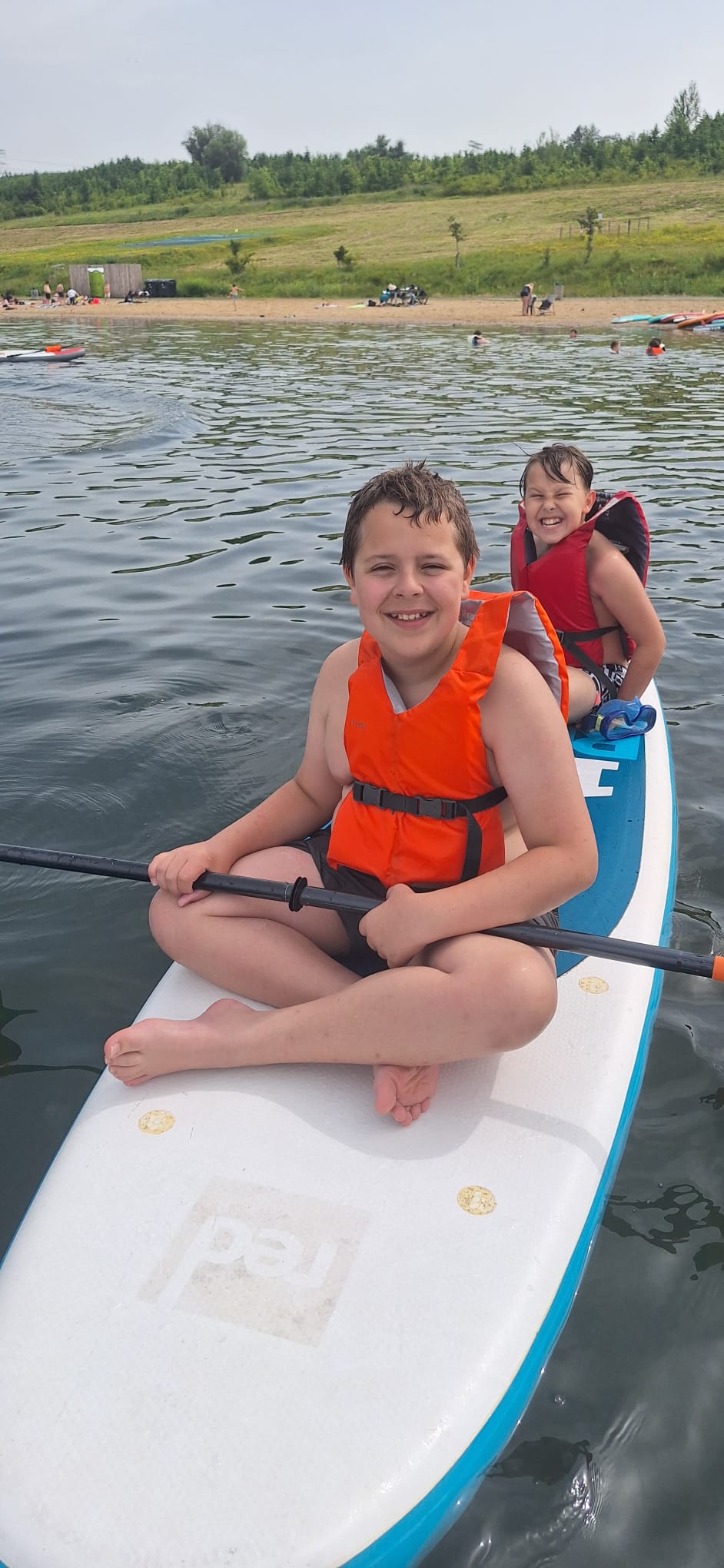 Kluk na paddleboardu na jezeře Milada