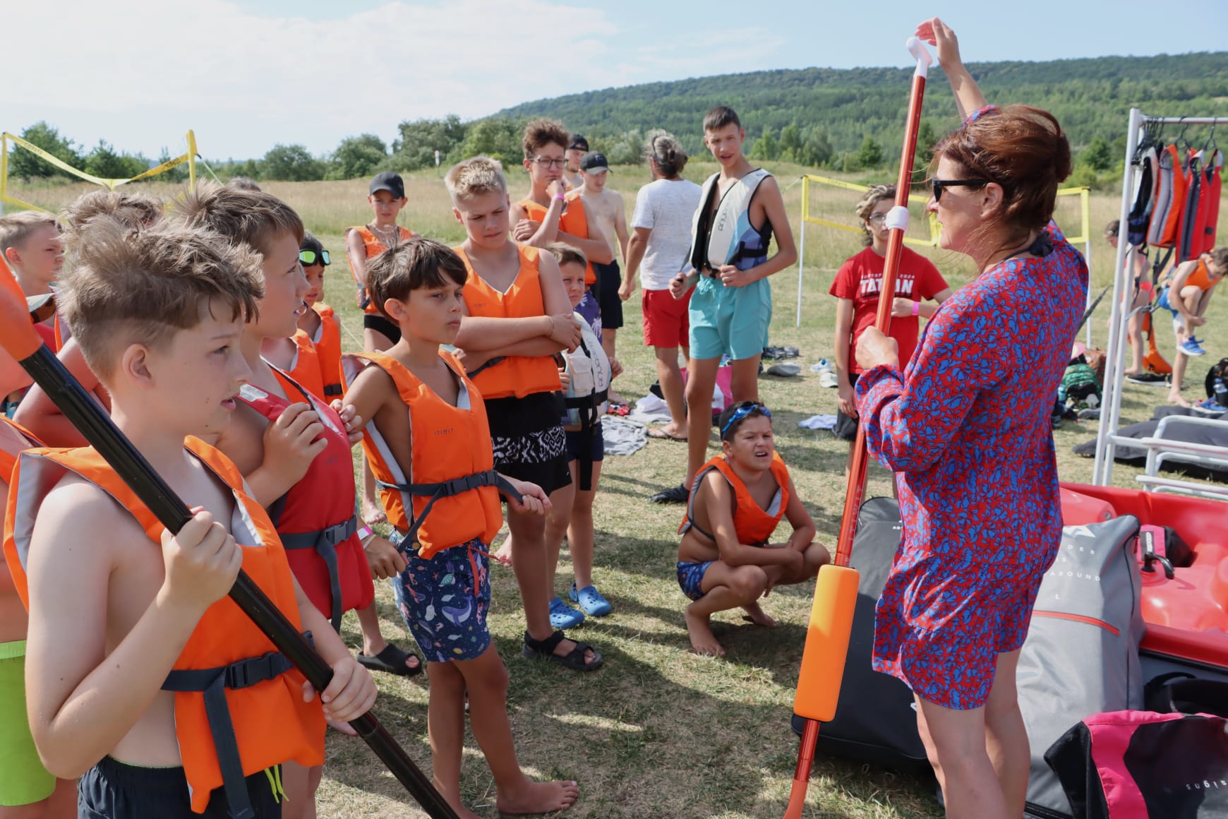 Instruktáž dětí v záchranných vestách před paddleboardingem